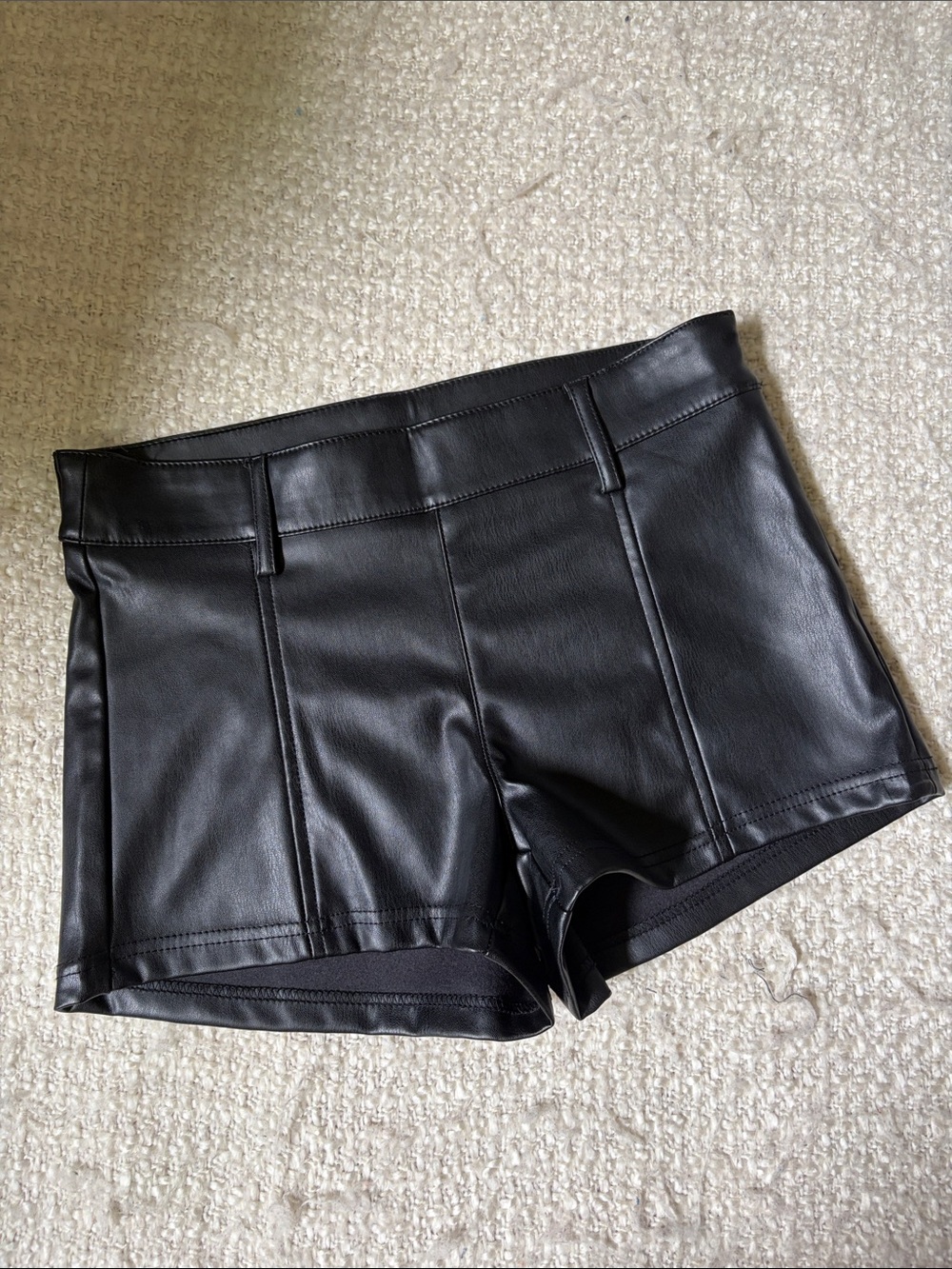 🍸 NWT WILD FABLE WOMENS SIZE 4 BLACK PLEATHER SHORTS